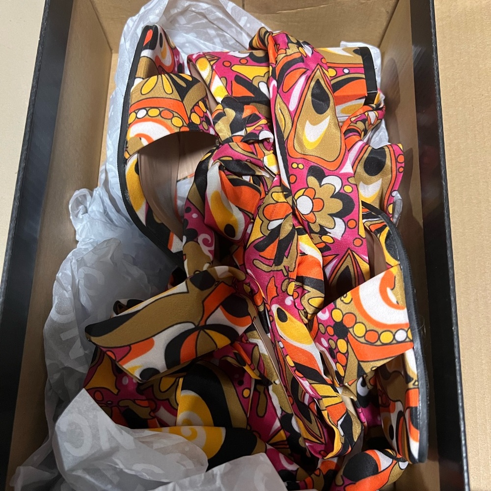 I.N.C. Tie up heels